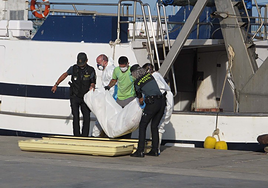 La Guardia Civil baja del barco pesquero un cadáver el pasado 30 de mayo.
