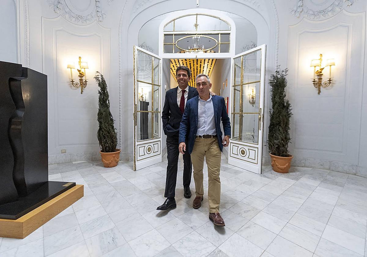 El candidato más votado a la Presidencia de la Generalitat, Mazón (i), y el director de la campaña electoral del PP, Barrachina (d), a su llegada a informar del acuerdo alcanzado con Vox.