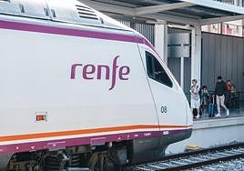 Un tren AVE en la estación Renfe de Alicante.