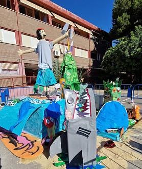 Imagen secundaria 2 - Hoguera del colegio Nuevo San Blas de Alicante.