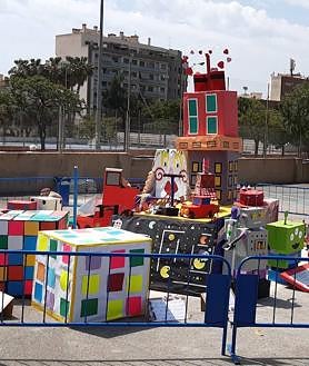Imagen secundaria 2 - 1 y 2. Plantà de la hoguera del colegio Salesianas Alicante. | 3. Monumento 'Els joguets' del centro Joaquín Sorolla.