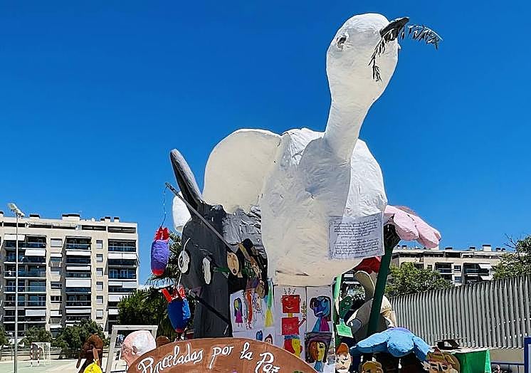 Imagen principal - Hoguera del colegio Mediterráneo de Alicante.