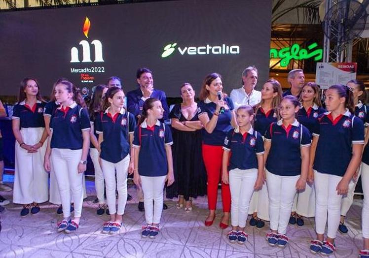 Imagen principal - Mercadito de Les Fogueres celebra su apertura