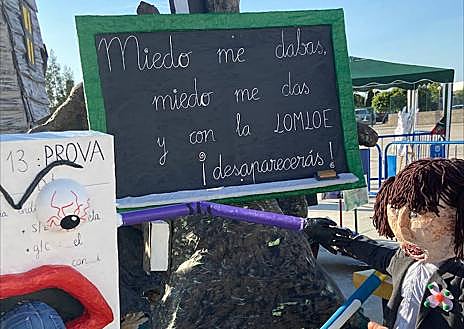 Imagen secundaria 1 - Hoguera 'Miedo parece, una aventura es' del colegio Benalúa.