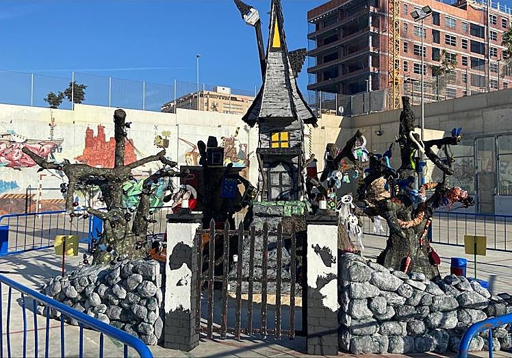 Imagen principal - Hoguera 'Miedo parece, una aventura es' del colegio Benalúa.