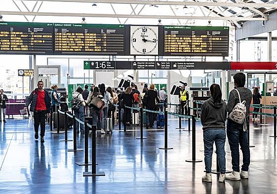 Pasajeros en la estación de tren de Alicante