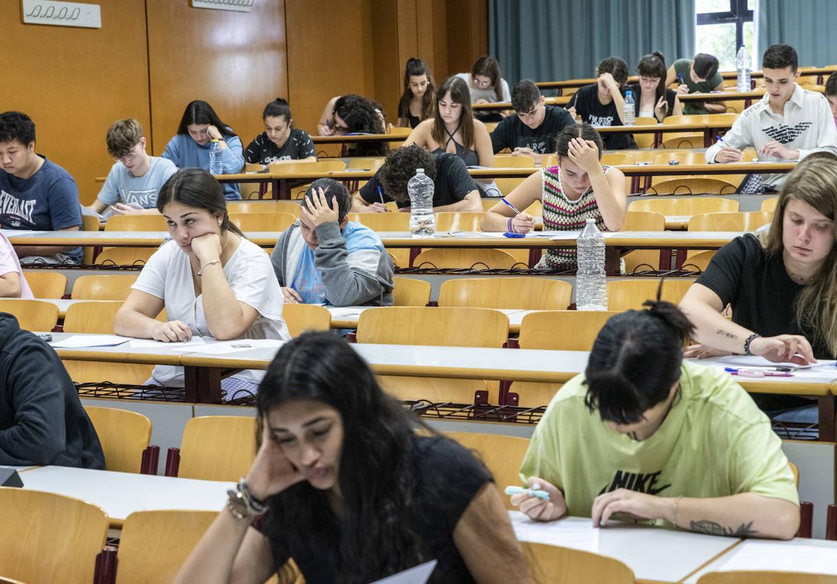 Estudiantes realizando la selectividad en la UA.