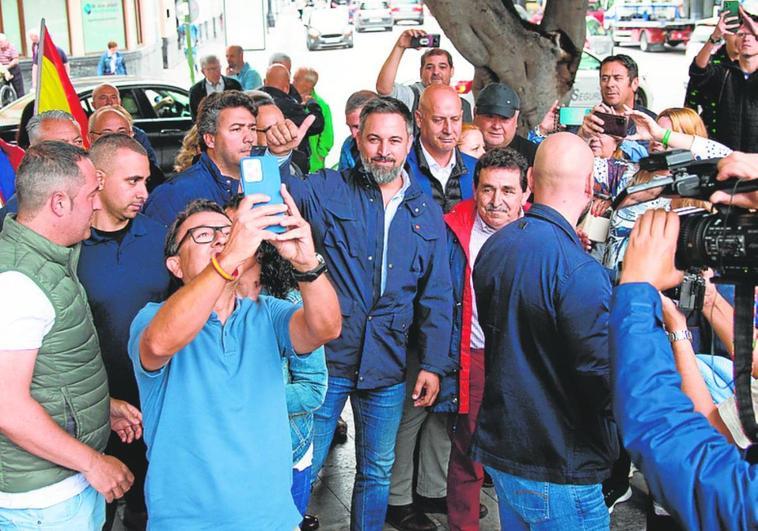 Mestre, junto a Abascal, durante la visita de este a Orihuela.