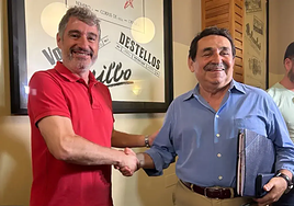 El alcaldable del PP en Orihuela, Pepe Vegara, y el candidato de Vox a la Alcaldía, Manuel Mestre, tras firmar el pacto.