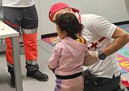 Asistencia de Cruz Roja a la niña que viajaba en la patera