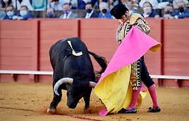 El diestro Morante de la Puebla da un pase durante la primera en una corrida de Sevilla.