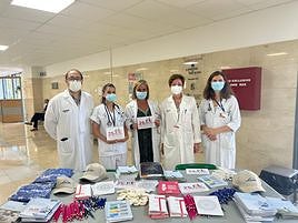Mesa informativa antitabaco en el Hospital de Sant Joan.