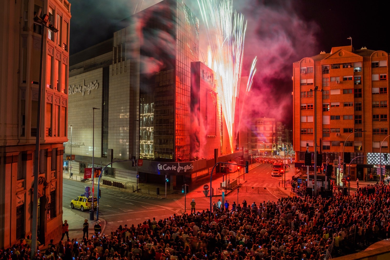 Luz, pólvora y música dan la bienvenida a las Hogueras de Alicante