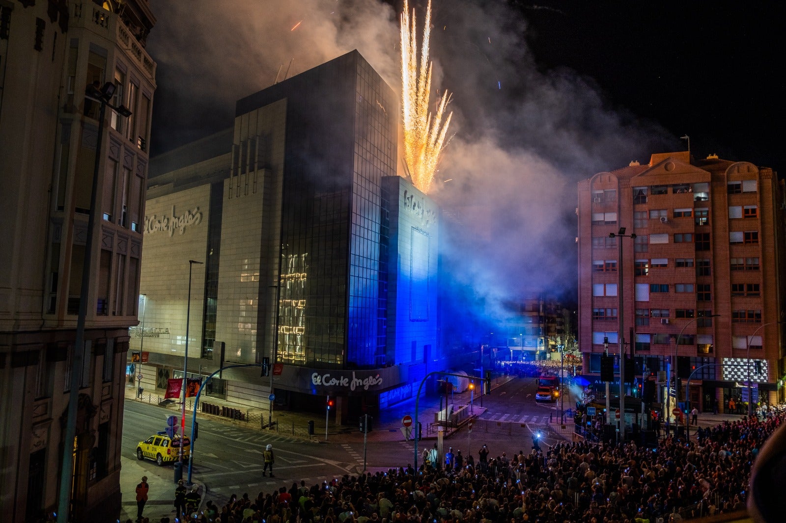 Luz, pólvora y música dan la bienvenida a las Hogueras de Alicante