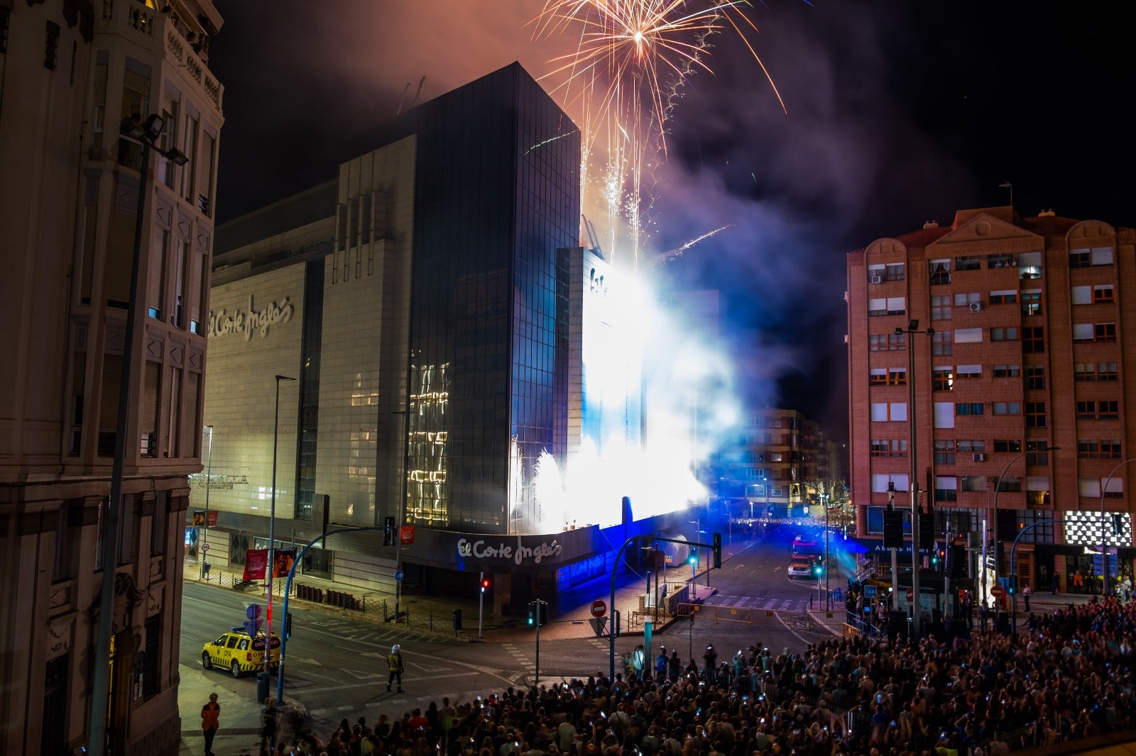 Luz, pólvora y música dan la bienvenida a las Hogueras de Alicante