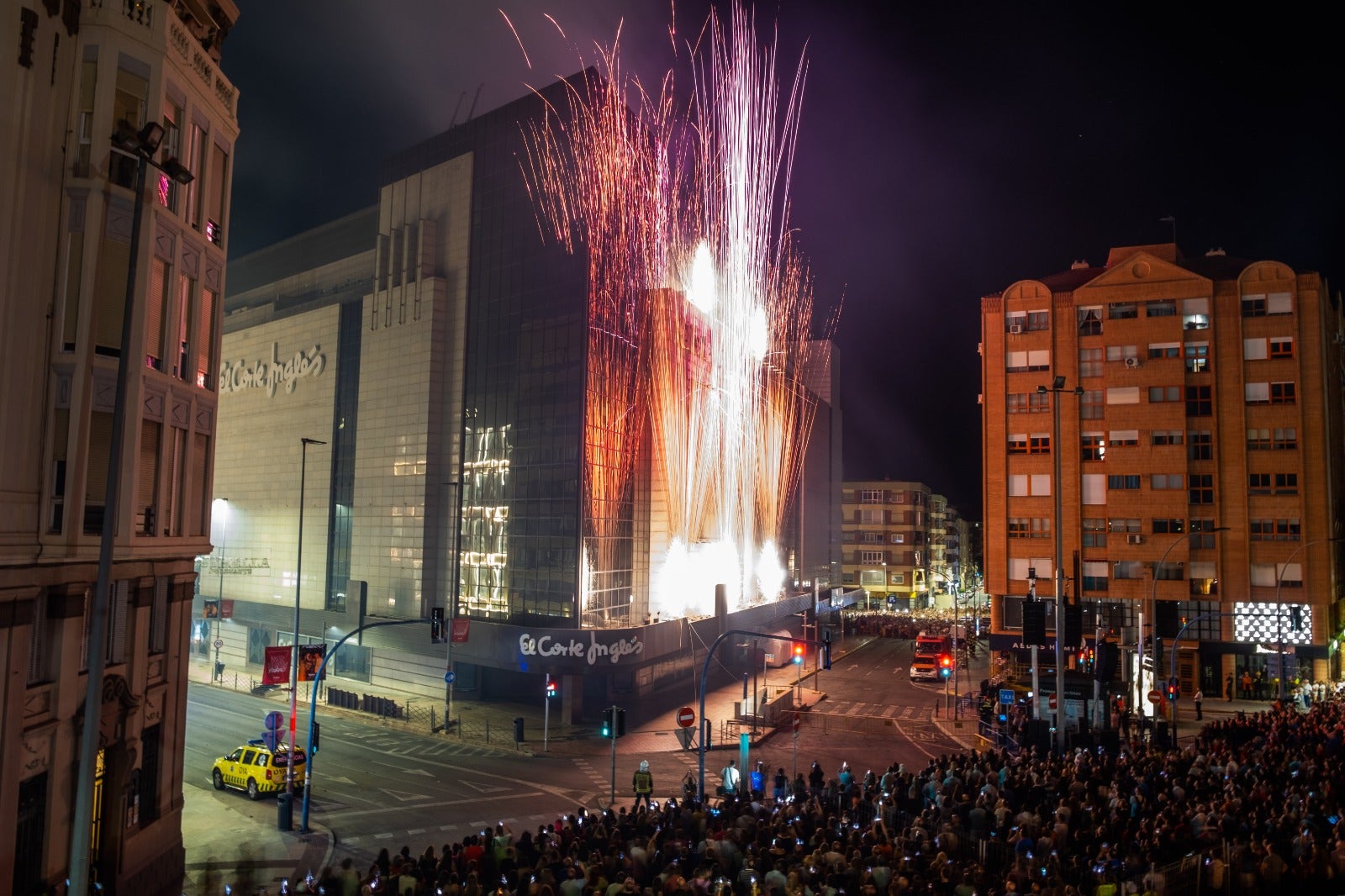 Luz, pólvora y música dan la bienvenida a las Hogueras de Alicante