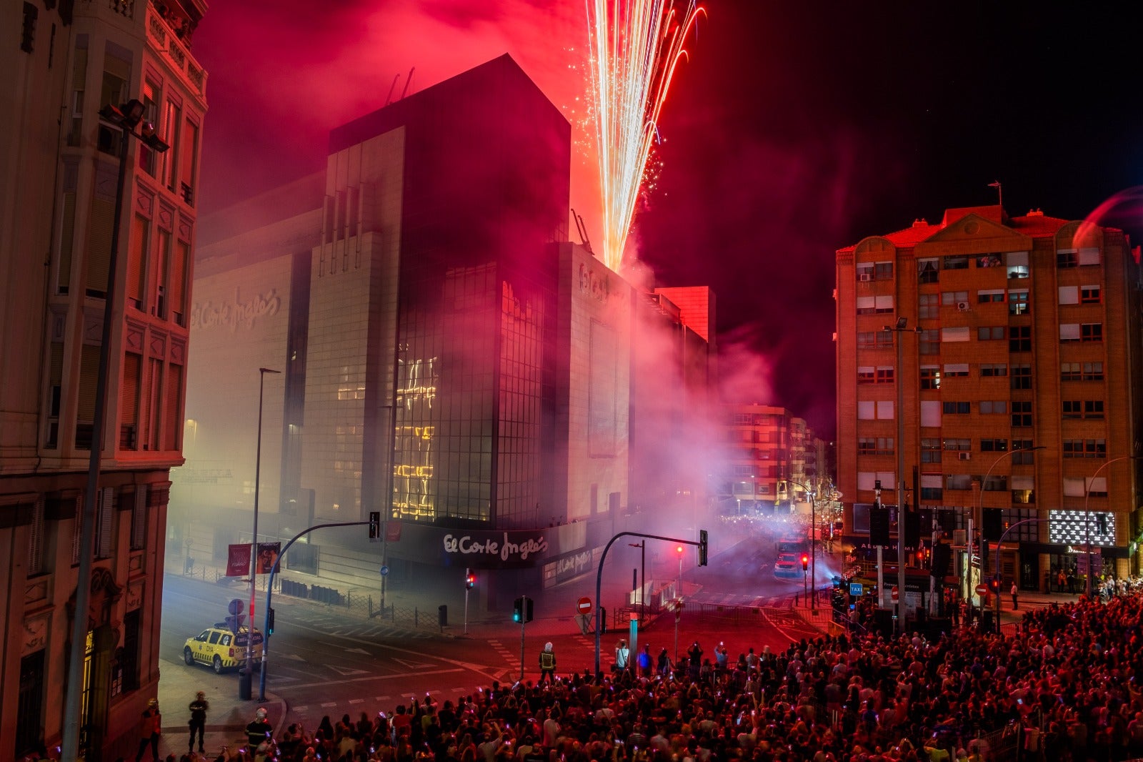 Luz, pólvora y música dan la bienvenida a las Hogueras de Alicante