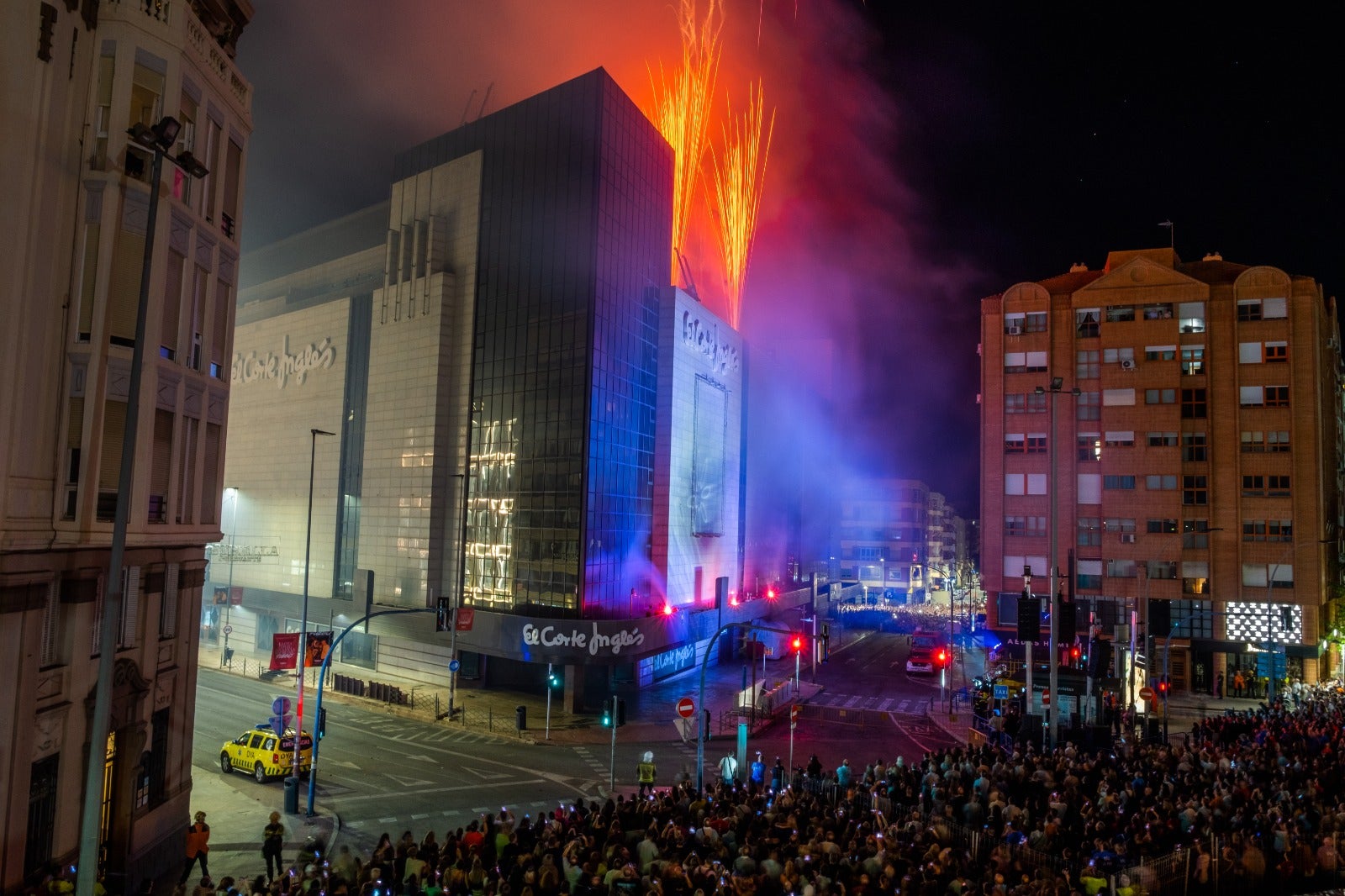 Luz, pólvora y música dan la bienvenida a las Hogueras de Alicante