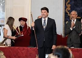 Luis Barcala, con la vara de mando.