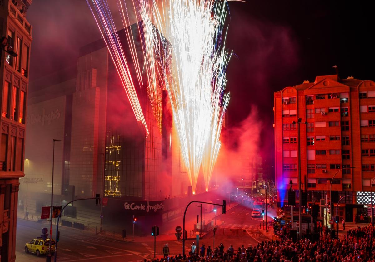 Disparo de la 'Arribada del foc' en El Corte Inglés de Alicante.