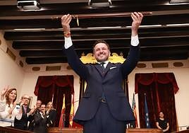 Pablo Ruz alza la vara de mando con la que se le acredita como alcalde de Elche.