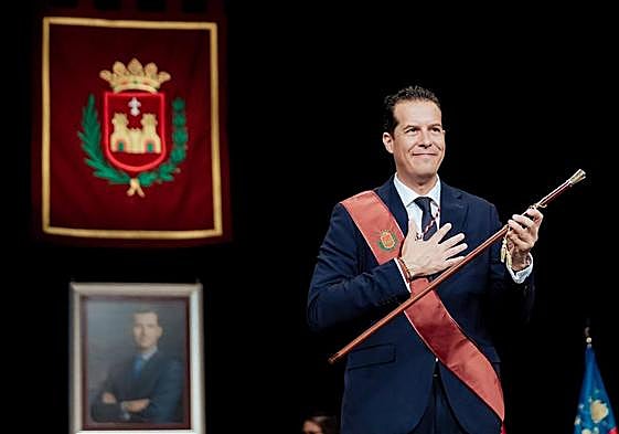 Rubén Alfaro, emocionado tras recibir la vara de mando.