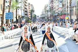 Dos belleas desfilan en Alfonso el Sabio bajo el sol de la tarde.