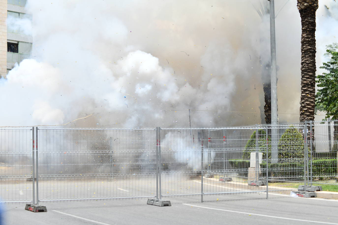 Búscate en la mascletà del 19 de junio