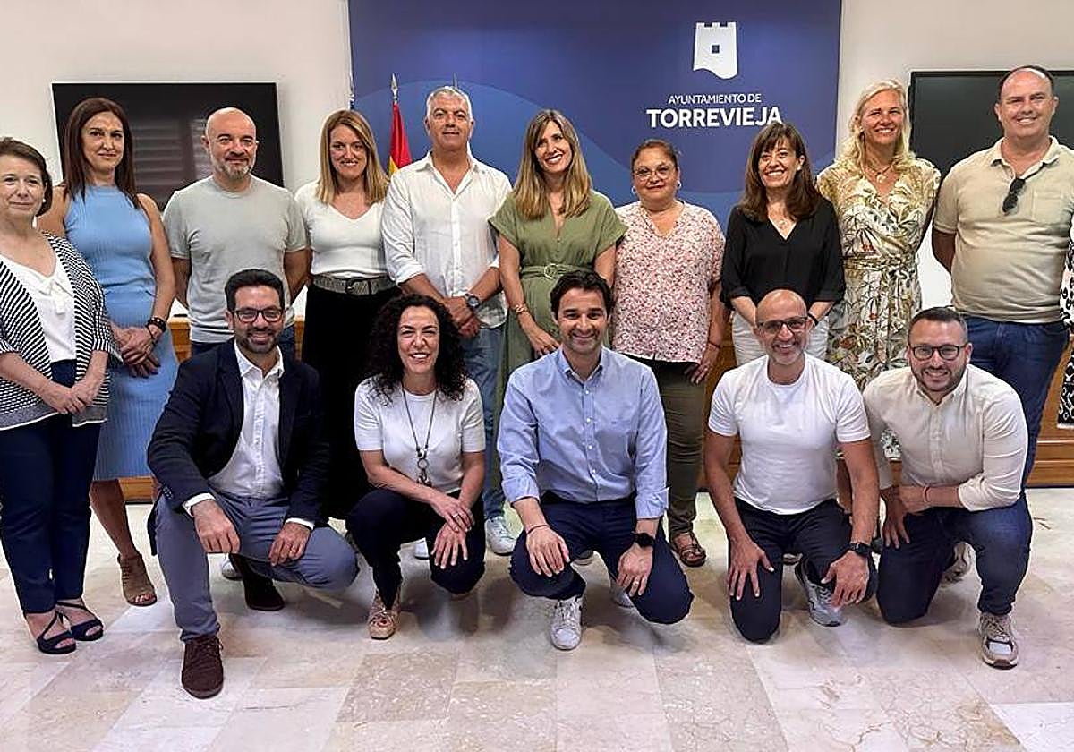 El alcalde de Torrevieja, Eduardo Dolón, y el nuevo equipo de gobierno.