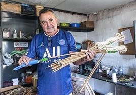 Pedro Luis Sirvent sujeta un pulpo y un petardo en su taller de Fontcalent.