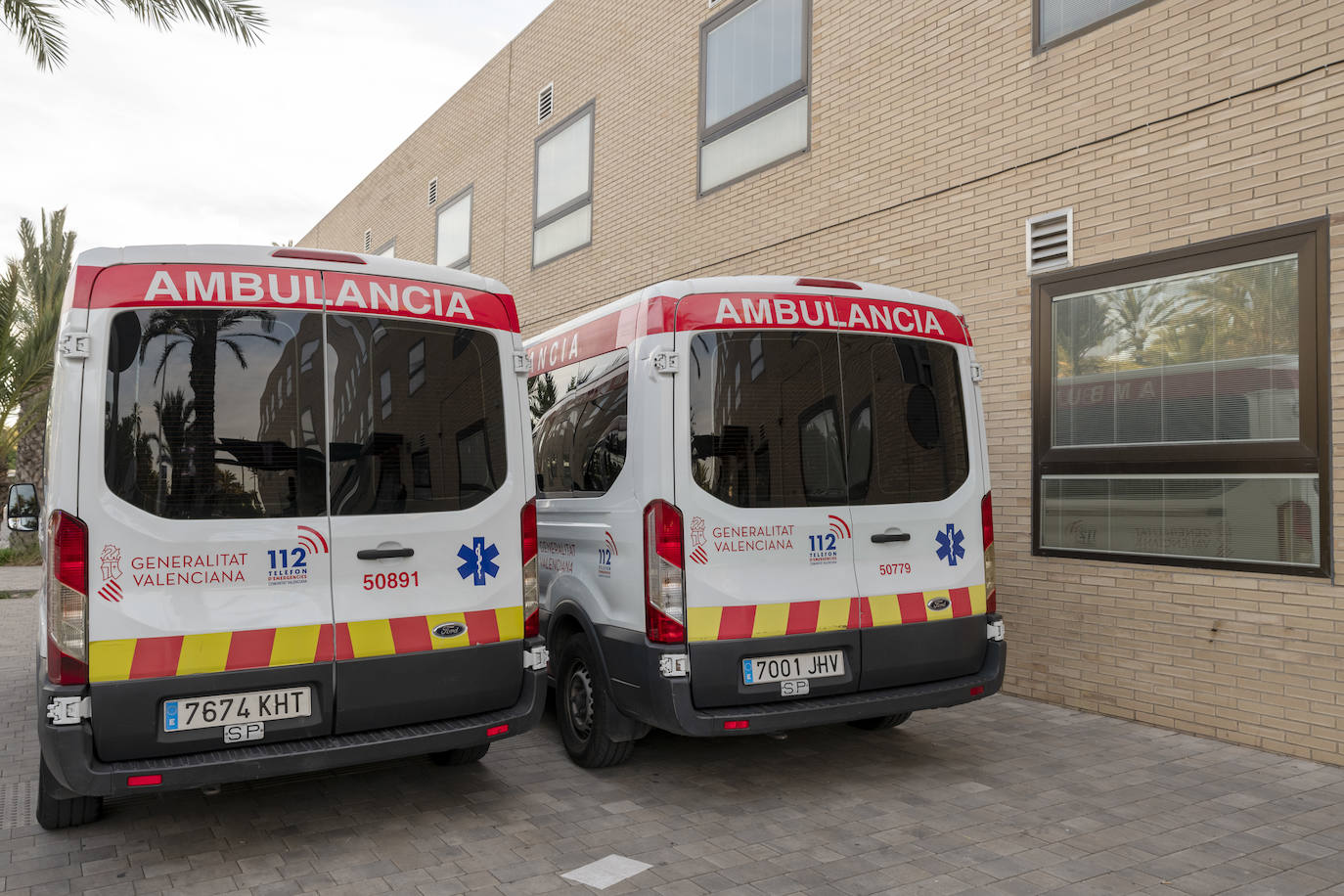 Dos ambulancias de la Generalitat en el Hospital General de Elche.