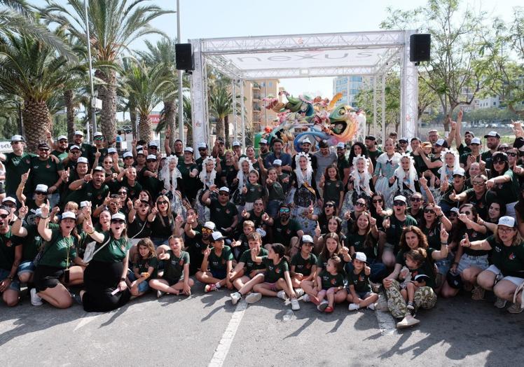 Imagen principal - Baver-Els Antigons celebra el primer premio de las hogueras infantiles de Alicante.