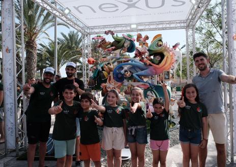 Imagen secundaria 1 - Baver-Els Antigons celebra el primer premio de las hogueras infantiles de Alicante.