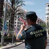 Así controla la pólvora en las mascletàs la Unidad de Armas y Explosivos de la Guardia Civil de Alicante