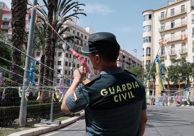 Un agente de la Unidad de Armas y Explosivos de la Guardia Civil de Alicante.