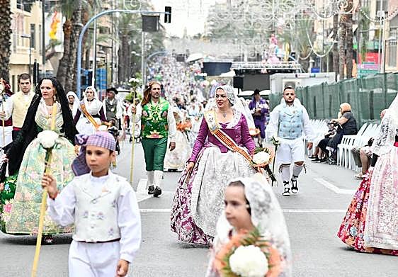 Pasión, tradición y música en la Ofrenda de Flores a la patrona de Alicante