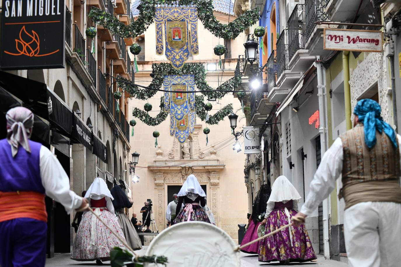 Pasión, tradición y música en la Ofrenda de Flores a la patrona de Alicante