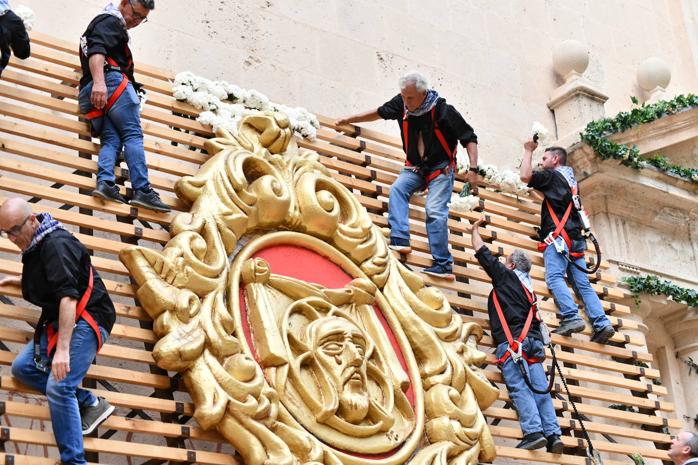 Pasión, tradición y música en la Ofrenda de Flores a la patrona de Alicante