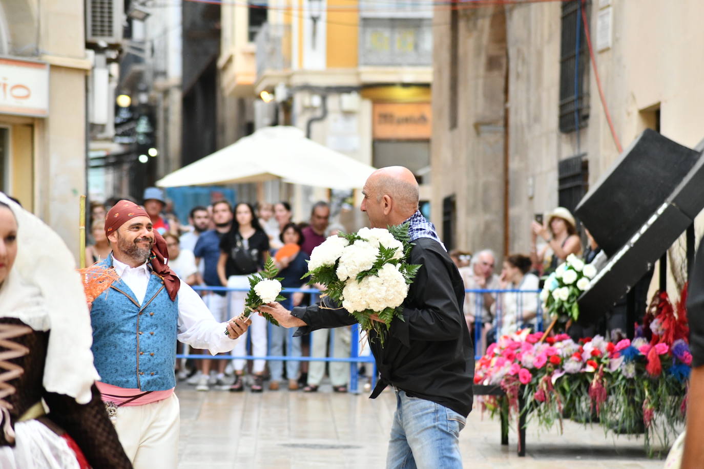 Pasión, tradición y música en la Ofrenda de Flores a la patrona de Alicante