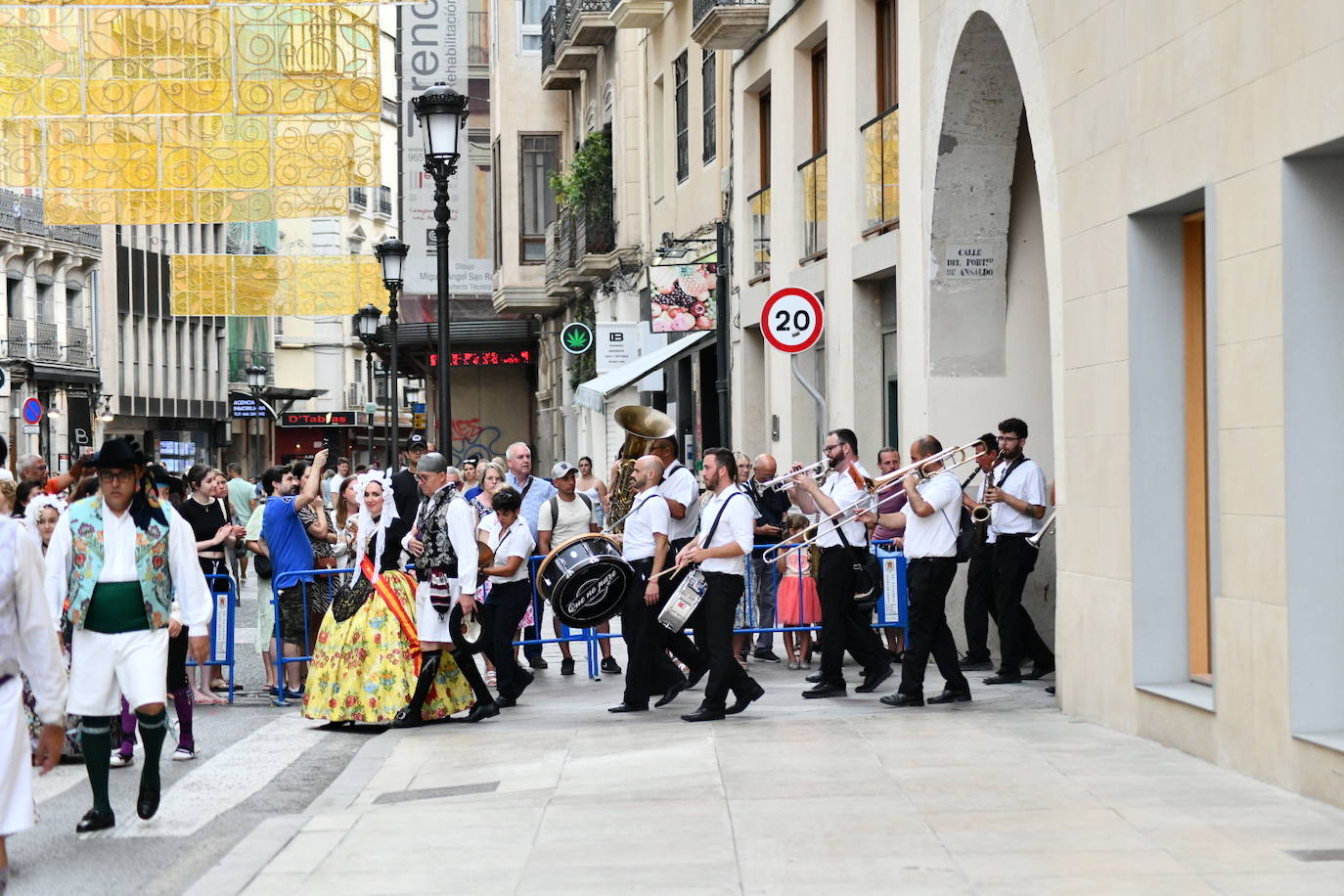 Pasión, tradición y música en la Ofrenda de Flores a la patrona de Alicante