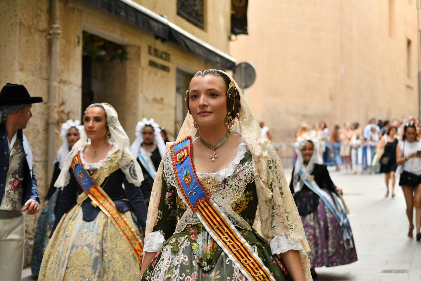 Pasión, tradición y música en la Ofrenda de Flores a la patrona de Alicante