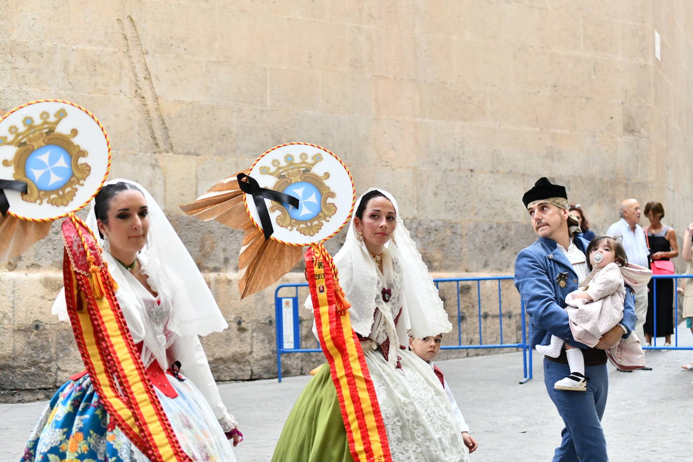 Pasión, tradición y música en la Ofrenda de Flores a la patrona de Alicante