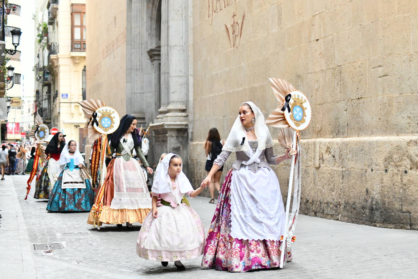 Pasión, tradición y música en la Ofrenda de Flores a la patrona de Alicante