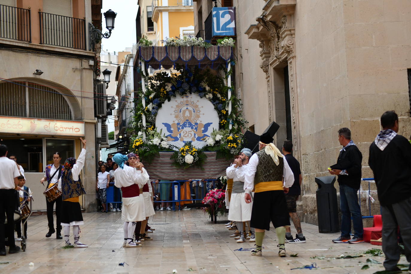 Pasión, tradición y música en la Ofrenda de Flores a la patrona de Alicante