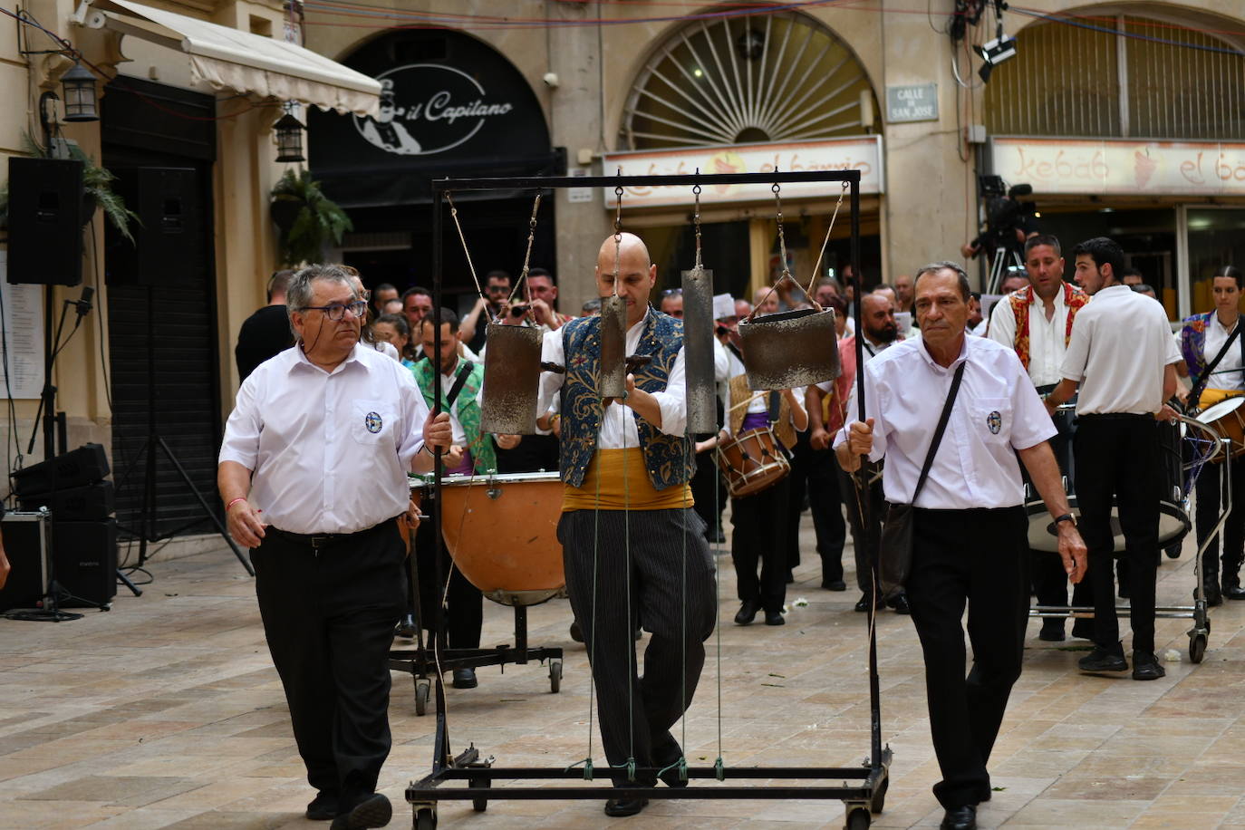 Pasión, tradición y música en la Ofrenda de Flores a la patrona de Alicante