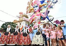 Las Belleas y Damas del Fuego, con el presidente y la comisión de Diputació-Renfe, celebran el primer premio de Especiales.