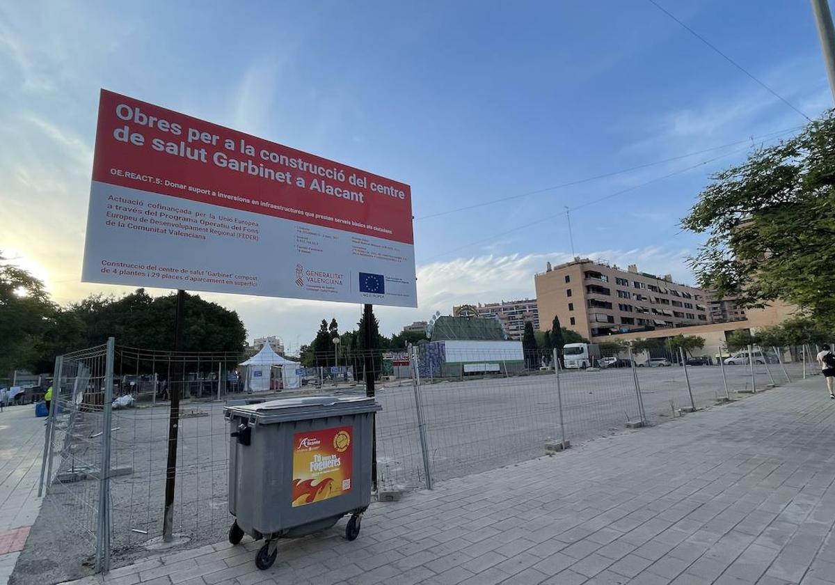 Solar vallado donde irá el centro de salud Garbinet y donde plantó hasta 2022 Parque de las Avenidas.