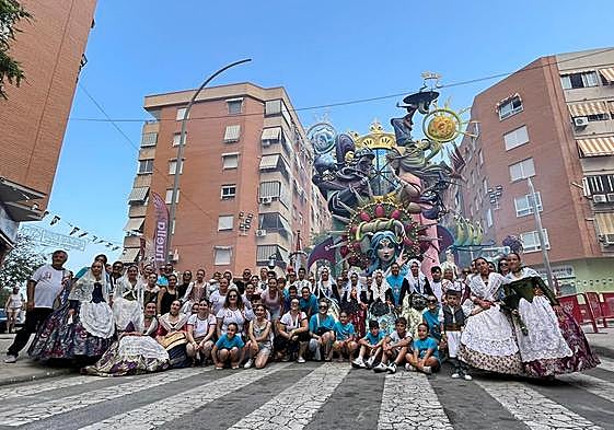 Los foguerers de La Ceràmica se fotografían ante su monumento tras conocer los premios.