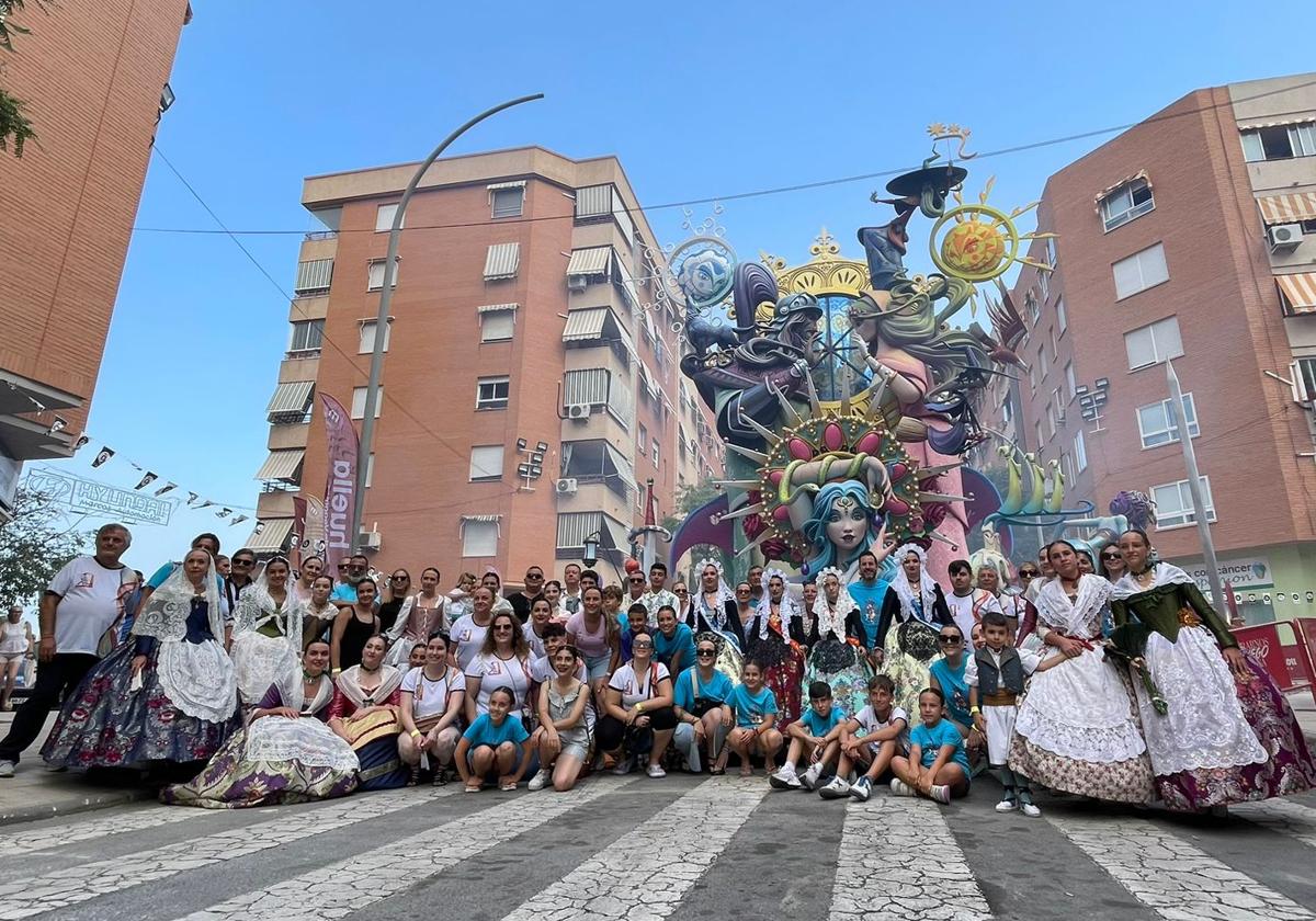 Los foguerers de La Ceràmica se fotografían ante su monumento tras conocer los premios.