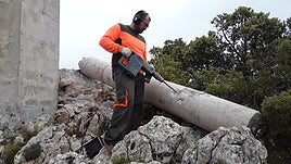 Operarios realizan los cambios en la cima del paraje.